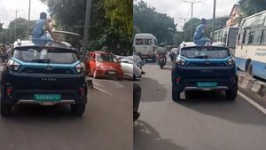 ಟಾಟಾ ನೆಕ್ಸಾನ್‌ ಸನ್‌ರೂಫ್‌ ಮೇಲೆ ಮಗುವನ್ನು ಕುಳ್ಳಿರಿಸಿದ ಭೂಪ: ಈ ತಪ್ಪು ಮಾತ್ರ ಯಾರೂ ಮಾಡಬೇಡಿ!