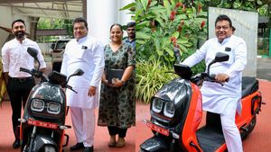 ಹೊಸ ವಾಹನ ತಯಾರಿ ಘಟಕ ನಿರ್ಮಾಣಕ್ಕೆ ಬೇಡಿಕೆ... ಗೌರಿಬಿದನೂರು ಸೇರಿದಂತೆ ಎರಡು ಕಡೆ ಸ್ಥಳ ಪರಿಶೀಲನೆ! 