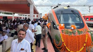 ದೇಶದ ಮೊದಲ ವಂದೇ ಮೆಟ್ರೋಗೆ ಚಾಲನೆ: 30 ರೂಪಾಯಿ ಟಿಕೆಟ್ ಅಂತೆ.. ಎಸಿ ಕೋಚ್‌ನಲ್ಲಿ ಕೆಲಸಕ್ಕೆ ಹೋಗಬಹುದು!