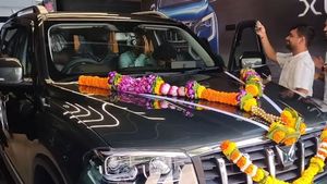 ಗೊತ್ತಿಲ್ಲದೆ ಕರೆತಂದು ಅಪ್ಪನ ಕನಸಿನ ಕಾರನ್ನು ಗಿಫ್ಟ್ ಕೊಟ್ಟ ಮಗ: ಮೂಖವಿಸ್ಮಿತರಾದ ತಂದೆ!