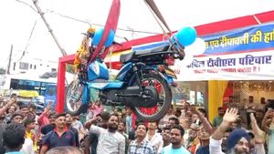 ವಾಹನ ಯಾವುದಾದರೇನು... ಸಂಭ್ರಮಾಚರಣೆ ಮುಖ್ಯ: ಬೆಂಝ್ ಕಾರಿನಂತೆ ಡೆಲಿವರಿ ಪಡೆದ ಚಾಯ್ ವಾಲ!