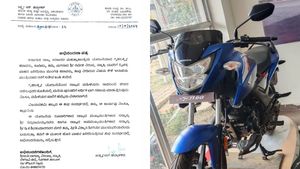 ಗೃಹಲಕ್ಷ್ಮಿ ದುಡ್ಡು ಉಳಿಸಿ, ಮಗನಿಗೆ ದಸರಾ ಹಬ್ಬಕ್ಕೆ 'ಹೋಂಡಾ' ಬೈಕ್ ಕೊಡಿಸಿದ್ರು ತಾಯಿ.. ಮೆಚ್ಚುಗೆ