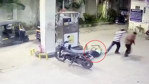 ಸಿಎನ್‌ಜಿ ಬೈಕ್ ಮೊದಲ ಅವಘಡ: ಟ್ಯಾಂಕ್ ತುಂಬುವಾಗ ಸಿಬ್ಬಂದಿ ಮುಖಕ್ಕೆ ಹೊಡೆದ ನಾಜಲ್!   