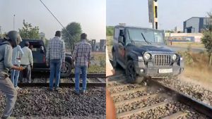ರೈಲಿಗೆ ಟಕ್ಕರ್ ಕೊಟ್ಟ ಕುಡುಕ: ರೈಲ್ವೇ ಟ್ರ್ಯಾಕ್‌ನಲ್ಲಿ ಆಫ್ ರೋಡಿಂಗ್: ಗೆದ್ದಿದ್ದು ಯಾರು ಗೊತ್ತಾ?