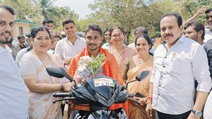 ಮಂಗಳೂರು: ಗೃಹಲಕ್ಷ್ಮಿ ದುಡ್ಡು ಕೂಡಿಟ್ಟು ಗಂಡನಿಗೆ ಹೊಸ 'ಹೋಂಡಾ' ಸ್ಕೂಟರ್ ಕೊಡಿಸಿದ ಹೆಂಡತಿ.. ಸನ್ಮಾನ!
