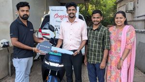 Bhat N Bhat ಖ್ಯಾತಿಯ ಸುದರ್ಶನ್ ಭಟ್ರು ಮನೆಗೆ ಹೊಸ ಎಥರ್ ಫ್ಯಾಮಿಲಿ ಇ-ಸ್ಕೂಟರ್ ಆಗಮನ: ಇದರ ವಿಶೇಷತೆಗಳೇನು?