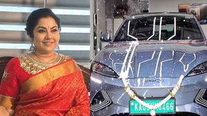 ಚೀನಾ ಕಂಪನಿಯ ಎಲೆಕ್ಟ್ರಿಕ್ ಕಾರು ಖರೀದಿಸಿದ ನಟಿ ತಾರಾ ಅನುರಾಧ: ಬೆಲೆ ಕೇಳಿದ್ರೆ  ಬೆಚ್ಚಿಬೀಳ್ತಿರಾ!