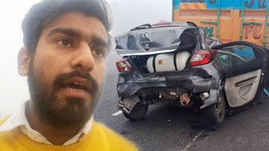 ಟಾಟಾ ಕಾರು ನಜ್ಜುಗುಜ್ಜು: ನನಗೇನೂ ಆಗಿಲ್ಲ... ಕಾರಿನಿಂದ ಎದ್ದುಬಂದು ವಿಡಿಯೋ ಮಾಡಿದ ಪುಣ್ಯಾತ್ಮ!