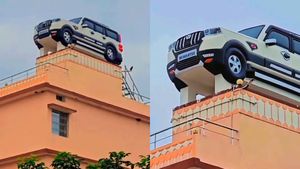 3ನೇ ಮಹಡಿಯಲ್ಲಿ ಸ್ಕಾರ್ಪಿಯೋವನ್ನು ನಿಲ್ಲಿಸಿಕೊಂಡ ಮನೆ ಮಾಲೀಕ! ವಿಡಿಯೋ ವೈರಲ್