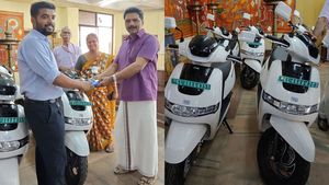 TVS: ಶ್ರೀ ಗುರುವಾಯೂರಪ್ಪನಿಗೆ ದುಬಾರಿ ಕಾಣಿಕೆ: TVS: ಶ್ರೀ ಗುರುವಾಯೂರಪ್ಪನಿಗೆ ದುಬಾರಿ ಕಾಣಿಕೆ: 6 ಲಕ್ಷ ಮೌಲ್ಯದ ಸ್ಕೂಟರ್‌ಗಳು 