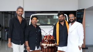ಪಕ್ಕಾ ಉ.ಕರ್ನಾಟಕ ಹುಡ್ಗ.. ದುಬಾರಿ ಬೆಲೆಯ ಸ್ವದೇಶಿ 'Thar Roxx' ಖರೀದಿಸಿದ ಸರಿಗಮಪ ಖ್ಯಾತಿಯ ಬಾಳು ಬೆಳಗುಂದಿ!
