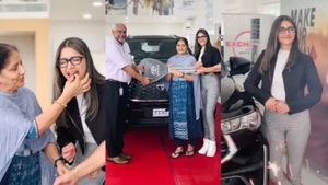 BMW ಕಾರಿನಲ್ಲಿ ಬಂದ್ರು.. ಹೊಸ ಟೊಯೊಟಾ ಇನ್ನೋವಾ ಖರೀದಿಸಿದ 40ರ ಹರೆಯದ ಗೂಳಿ ಸಿನಿಮಾ ಹೀರೋಯಿನ್!