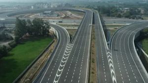 Expressway: ಬೆಂಗಳೂರು-ಪುಣೆ ಮಧ್ಯೆ ಹೊಸ ಎಕ್ಸ್‌ಪ್ರೆಸ್‌ವೇ.. ಕರ್ನಾಟಕದ ಈ ಜಿಲ್ಲೆಗಳಲ್ಲಿ ಹೆದ್ದಾರಿ ಬರುತ್ತೆ, 7 ಗಂಟೆ ಪ್ರಯಾಣ?