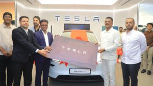 Tesla: ಮೊದಲ ಟೆಸ್ಲಾ ಮಾಡೆಲ್ ವೈ ಕಾರು ವಿತರಣೆ.. ಇವರೇ ನೋಡಿ ಗ್ರಾಹಕ.. ಯಾರೀತ?