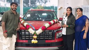 ವರವಾದ ಜಿಎಸ್‌ಟಿ, ಹ್ಯುಂಡೈ ಕಾರುಗಳು ಬಿಸಿ ಜಿಲೇಬಿಯಂತೆ ಸೇಲ್ಸ್.. ಕ್ರೆಟಾ & ವೆನ್ಯೂ SUVಗಳಿಗಾಗಿ ಮುಗಿಬಿದ್ದ ಜನರು! 