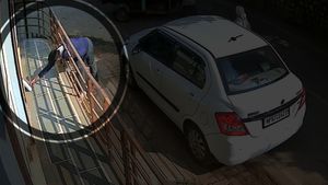 ದುಬಾರಿ ಕಾರಿನಲ್ಲಿ ಬಂದು ಹೀಗಾ ಮಾಡೋದು... ಕಳ್ಳತನ ಮಾಡಲು ಬೇರೇನು ಸಿಗಲಿಲ್ಲವೆ? 