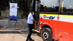 EV ಮೂಲಸೌಕರ್ಯದಲ್ಲಿ ಪ್ರಮುಖ ಮೈಲಿಗಲ್ಲು: ಪೆಟ್ರೋಲ್‌ ಪಂಪ್‌ಗಳಲ್ಲಿ 27 ಸಾವಿರಕ್ಕೂ ಹೆಚ್ಚು ಚಾರ್ಜರ್‌ಗಳು
