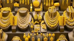 Gold Price Today in Bengaluru: 24K, 22K, 18K Rates Remain Stable, Silver Prices Rise