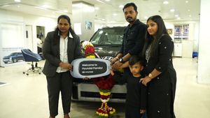 ಹೊಸ ಹ್ಯುಂಡೈ ಎಸ್‌ಯುವಿಗೆ ಫುಲ್ ಡಿಮ್ಯಾಂಡ್: 1 ಲಕ್ಷ ಆರ್ಡರ್‌... ಡೆಲಿವರಿ ಫುಲ್ ಜೋರು!    