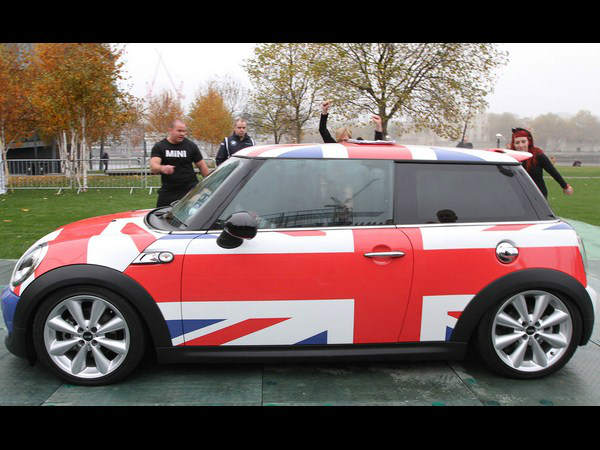 ಮಿನಿ ಕಾರಿನಲ್ಲಿ 28 ಸೆಕ್ಸಿ ಜಿಮ್ನಾಸ್ಟ್‌ಗಳ ಗಿನ್ನೆಸ್ ಪಯಣ