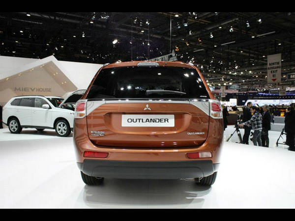 2013 ಮಿಟ್ಸುಬಿಸಿ ಔಟ್ಲಾಂಡರ್