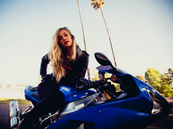 ಮಹಿಳೆಯಿಂದ ಬೈಕ್‌ನಲ್ಲಿ ಸಾಹಸ ಪ್ರದರ್ಶನ 