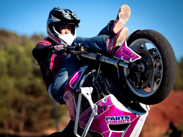 ಮಹಿಳೆಯಿಂದ ಬೈಕ್‌ನಲ್ಲಿ ಸಾಹಸ ಪ್ರದರ್ಶನ 