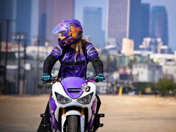 ಮಹಿಳೆಯಿಂದ ಬೈಕ್‌ನಲ್ಲಿ ಸಾಹಸ ಪ್ರದರ್ಶನ 