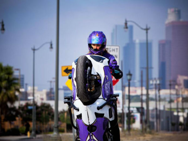 ಮಹಿಳೆಯಿಂದ ಬೈಕ್‌ನಲ್ಲಿ ಸಾಹಸ ಪ್ರದರ್ಶನ 