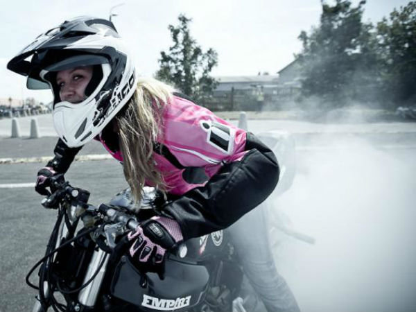 ಮಹಿಳೆಯಿಂದ ಬೈಕ್‌ನಲ್ಲಿ ಸಾಹಸ ಪ್ರದರ್ಶನ 