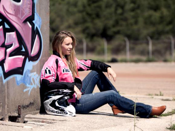 ಮಹಿಳೆಯಿಂದ ಬೈಕ್‌ನಲ್ಲಿ ಸಾಹಸ ಪ್ರದರ್ಶನ 