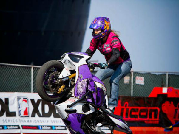 ಮಹಿಳೆಯಿಂದ ಬೈಕ್‌ನಲ್ಲಿ ಸಾಹಸ ಪ್ರದರ್ಶನ 