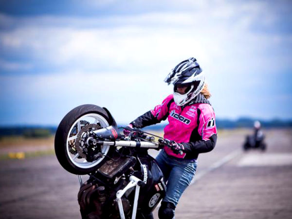 ಮಹಿಳೆಯಿಂದ ಬೈಕ್‌ನಲ್ಲಿ ಸಾಹಸ ಪ್ರದರ್ಶನ 