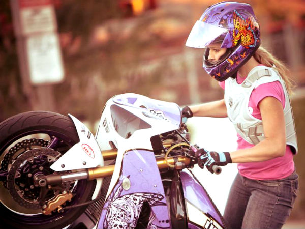 ಮಹಿಳೆಯಿಂದ ಬೈಕ್‌ನಲ್ಲಿ ಸಾಹಸ ಪ್ರದರ್ಶನ 