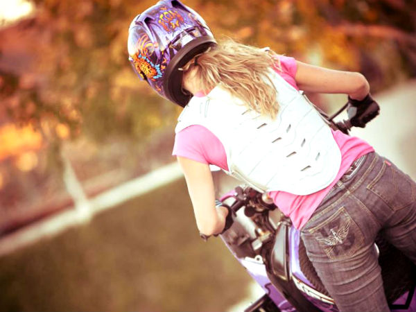 ಮಹಿಳೆಯಿಂದ ಬೈಕ್‌ನಲ್ಲಿ ಸಾಹಸ ಪ್ರದರ್ಶನ 