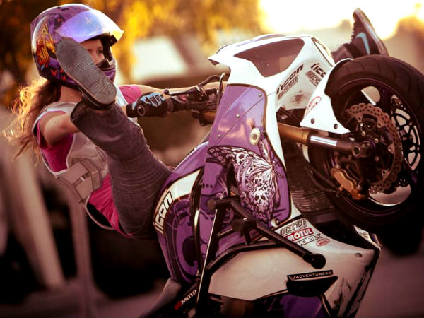 ಮಹಿಳೆಯಿಂದ ಬೈಕ್‌ನಲ್ಲಿ ಸಾಹಸ ಪ್ರದರ್ಶನ 