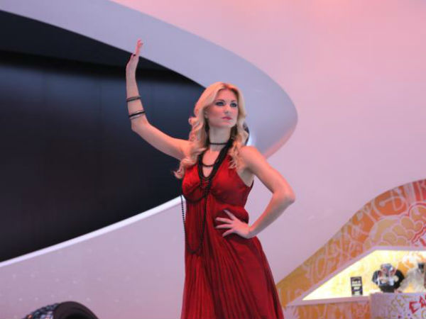 ಡೆಟ್ರಾಯ್ಟ್ ಆಟೋ ಶೋದಲ್ಲಿ ಮೈಚಳಿ ಬಿಟ್ಟ ಬೇಬ್ಸ್