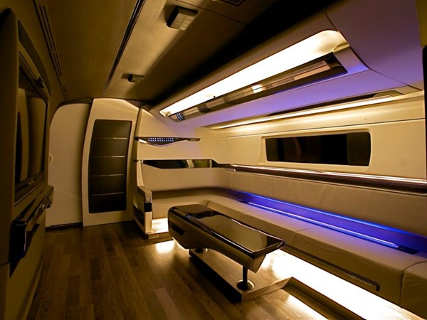 Shahrukh Khan's Luxury Bus From DC 