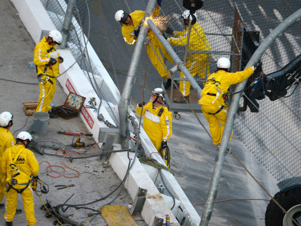 ಗ್ಯಾಲರಿಗೆ ಹಾರಿದ ರೇಸ್ ಕಾರು; ತಪ್ಪಿದ ಭಾರಿ ದುರಂತ 