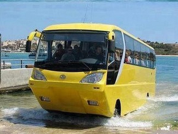 ನೀರಲ್ಲಿ ಚಲಿಸುವ 2 ಕೋಟಿಯ ದುಬಾರಿ ಬಸ್!