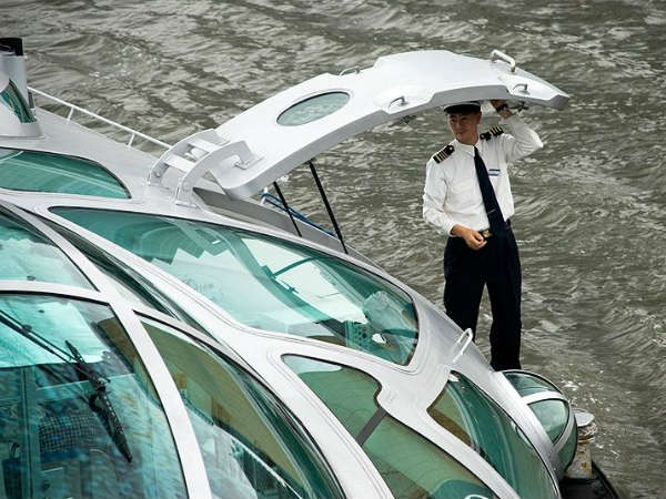 ಜಪಾನ್ ಕ್ವೀನ್ 'ಹಿಮಿಕೊ' ರಿವರ್ ಬಸ್ಸಲ್ಲಿ ಒಂದು ರೌಂಡ್! 