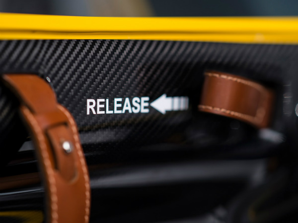 ಆಸ್ಟನ್ ಮಾರ್ಟಿನ್ ಸಿಸಿ100 ಸ್ಪೀಡ್‌ಸ್ಟೆರ್