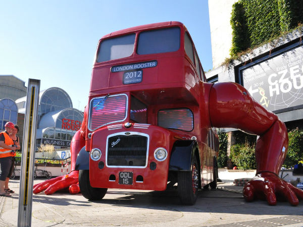ಮಾನವನ ರೀತಿ ವ್ಯಾಯಾಮ ಮಾಡುವ ಡಬಲ್ ಡೆಕ್ಕರ್ ಬಸ್!