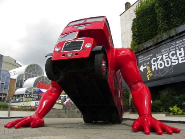 ಮಾನವನ ರೀತಿ ವ್ಯಾಯಾಮ ಮಾಡುವ ಡಬಲ್ ಡೆಕ್ಕರ್ ಬಸ್!