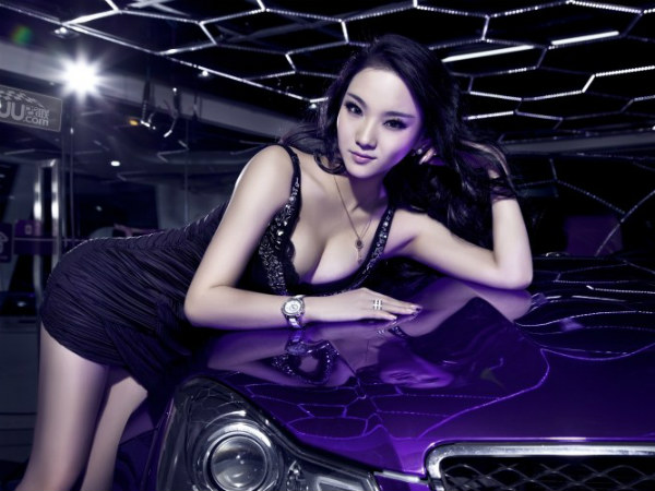 ಲಕಲಕ ಹೊಳೆಯುವ ಕಾರಲ್ಲಿ ಚೀನಾ ಮಾಡೆಲ್ ಮಿಂಚಿಂಗ್!