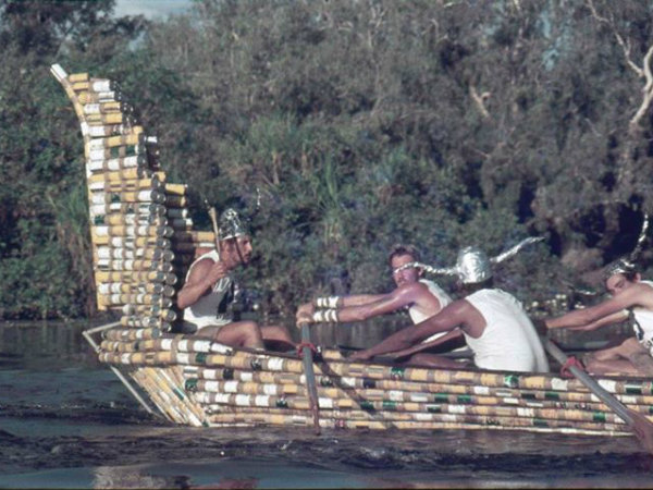 ಖಾಲಿ ಬಿಯರ್ ಬಾಟಲಿ ಬೋಟ್ ರೇಸ್