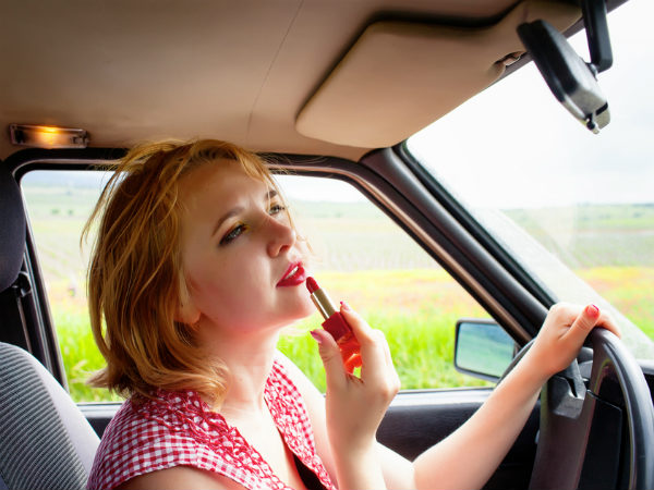 ಡ್ರೈವಿಂಗ್ ವೇಳೆ ಮೇಕಪ್‌ ಬೇಡ 