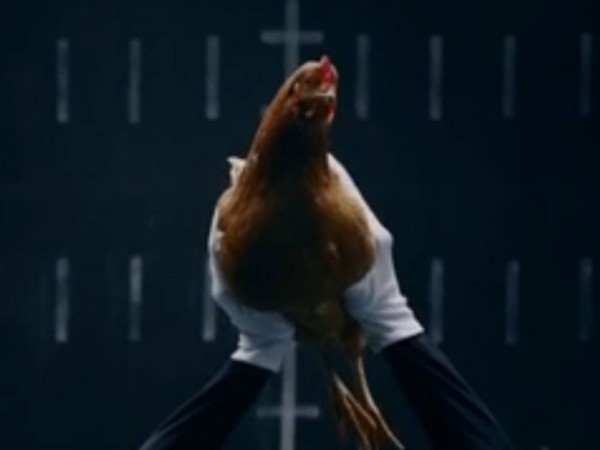 ಐಷಾರಾಮಿ ಬೆಂಝ್ ಗಾಡಿ ಒಂದು ಕೋಳಿಗೆ ಸಮವಂತೆ?