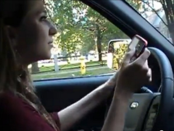 ಸ್ಟೀರಿಂಗ್ ಹಿಡಿದಿಟ್ಟುಕೊಂಡು ಮೊಬೈಲ್ ಬಳಕೆ- ತಪ್ಪು 