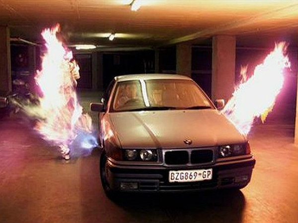 ಬೆಂಕಿ ಜ್ವಾಲೆ ಹೊರಚಿಮ್ಮುವ ಕಾರು